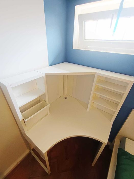Secretária de canto Micke IKEA branca — espaçosa, ideal para home office