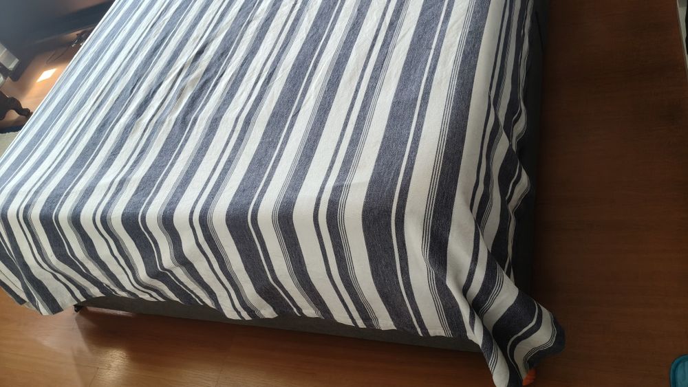 Cama IKEA com cabeceira, estofada, e dois gavetões