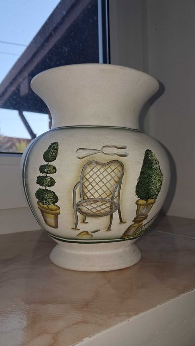 Wazon biały ze wzorem