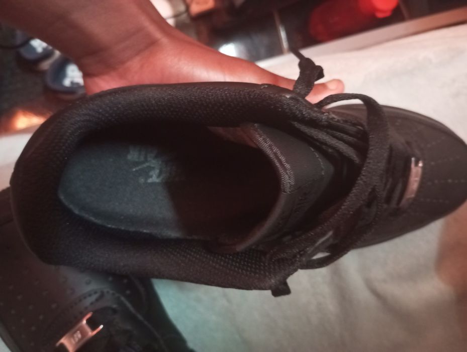 Sapatilhas Nike Air force] Preto - Tamanho [42] - estão novo"