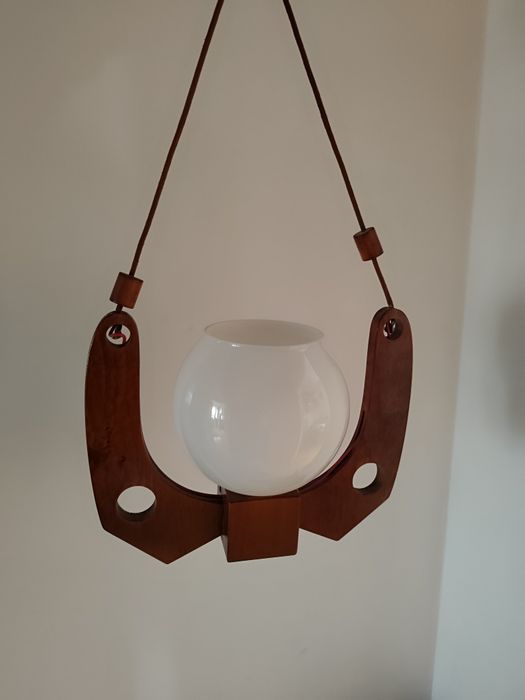 Stylowa lampa wisząca z czasów PRL-u z oryginalnym mlecznym kloszem