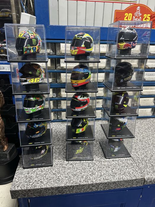 13 Capacetes rossi e um de outro piloto