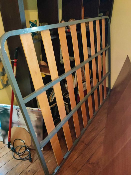 Estrado de cama 1.80×1.30, em bom estado com 6 pés.