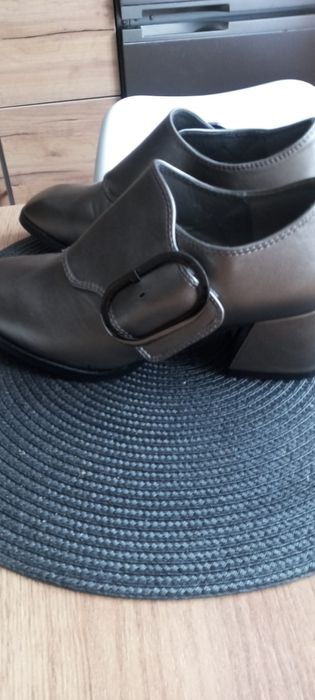 Sprzedam  nowe buty w kolorze grafit