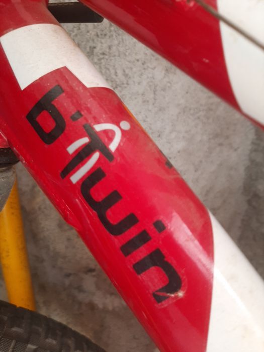 Bicicleta Criança até com suspensão à frente e a meio do quadro.