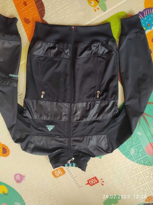 Спортивний жіночий костюм