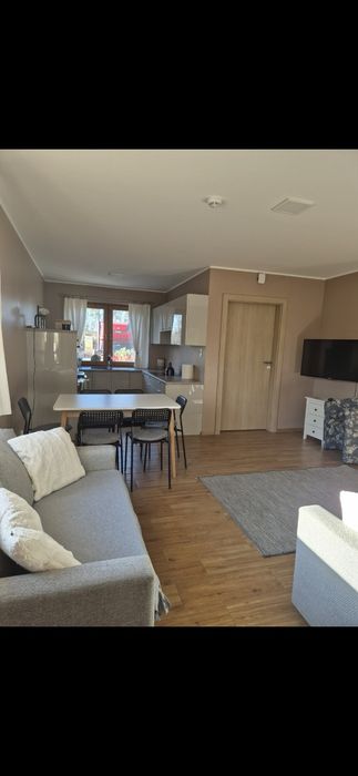 Domek w lesie nad jeziorem