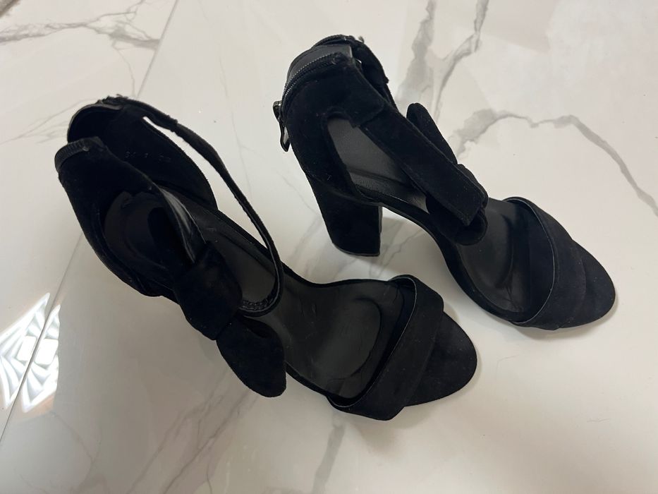 Босоніжки натуральний замш на каблуку