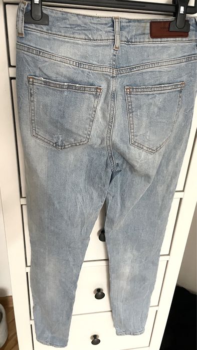 Spodnie jeansowe z dziurami suwak na nogawkach Vero Moda 32