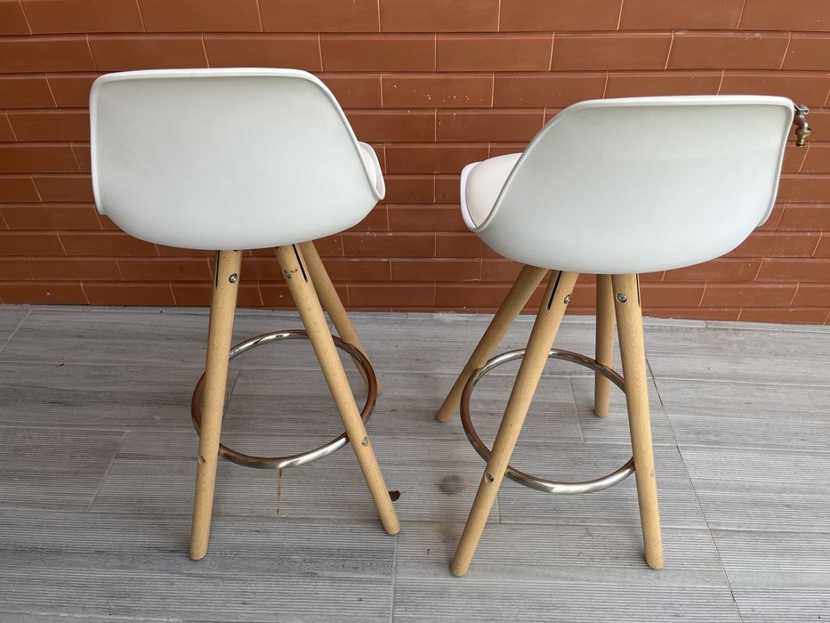 Cadeiras brancas,  60 cm altura