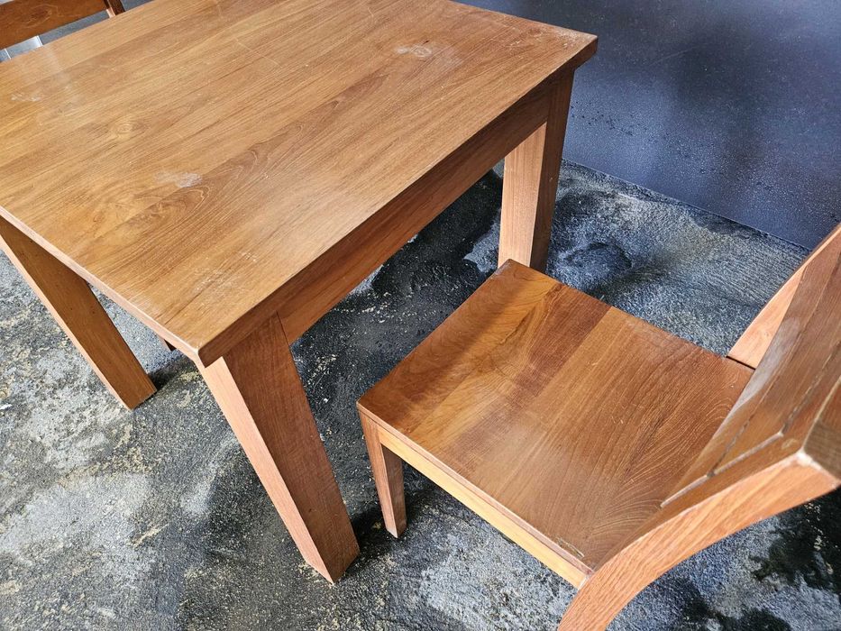 Conjunto mesa e cadeiras em cerejeira