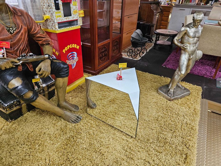 Mesa de centro espelhada nas laterais e lacada no ta