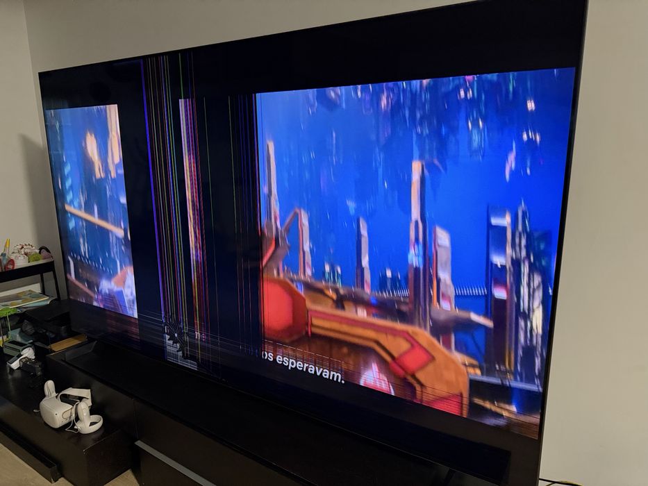 TCL 98QM8B com ecra danificado para peças  (uma aventura com um comando voador)
