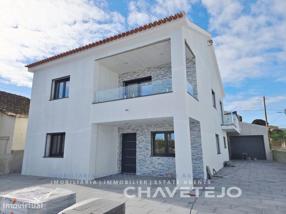 Moradia T4 Moderna c/ Garagem, estilo e Conforto a um Passo de Tomar