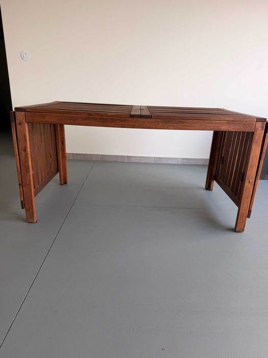 Mesa de jardim em madeira