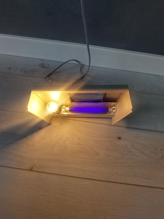Stary tester banknotów UV – lampa do sprawdzania autentyczności – retro