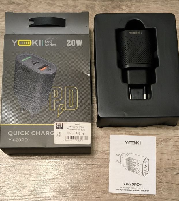 Мережевий зарядний пристрій Yoki Led Series YK-20PD+QC 20W Чорний