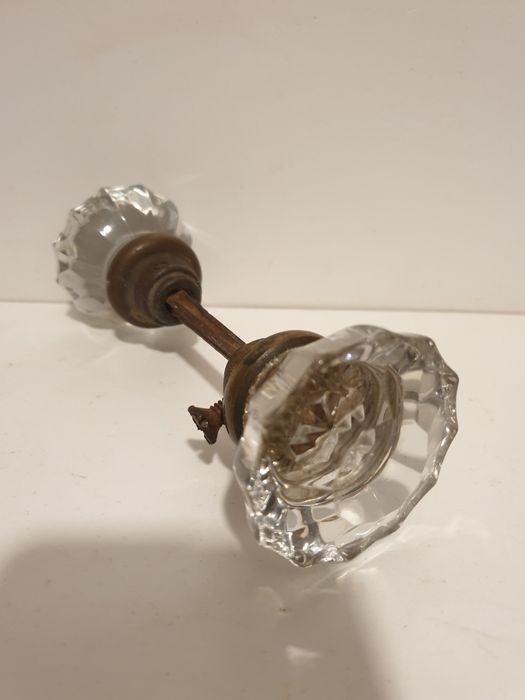 Fantástico antigo conjunto de puxadores em vidro e bronze