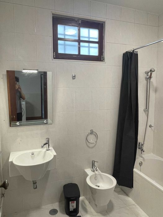 Quartos mobilados em moradia T4 na Alta de Coimbra para Estudantes
