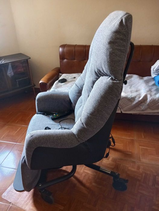 cadeira de massagens cinzenta seminova