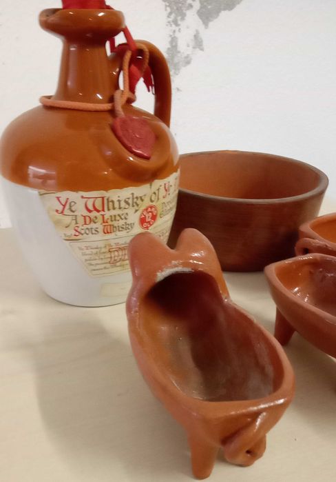 Porquitos, taça e garrafa em barro, tudo por 7€