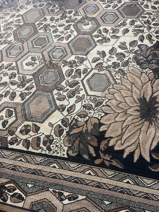 Продам ковер 2,6мх3,6м