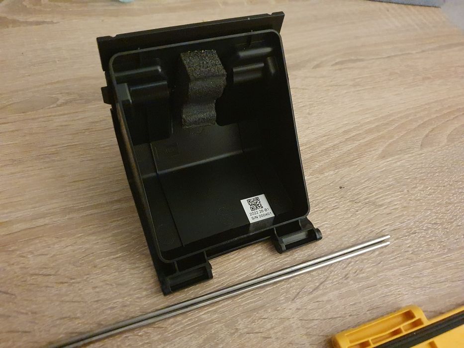 Dewalt DWST1-75663 Klapa górna oraz klapa baterii