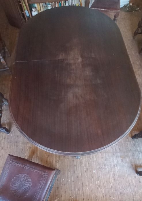 Mesa de sala , com 8 cadeiras algumas danificadas