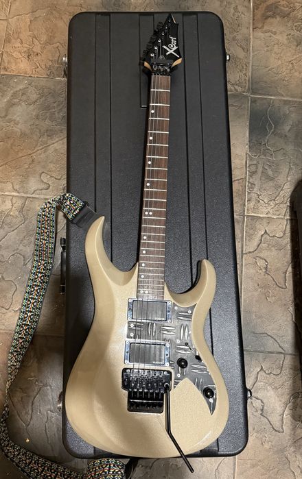 Guitarra Cort modificada (Pickguard e EMG HZ)