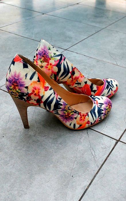 Śliczne szpilki w kwiaty Pier One