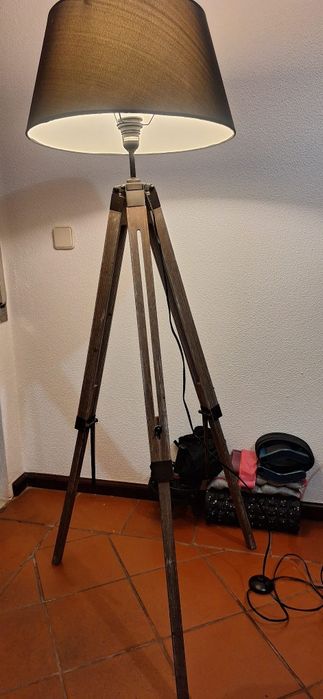 Candeeiros de pé em madeira