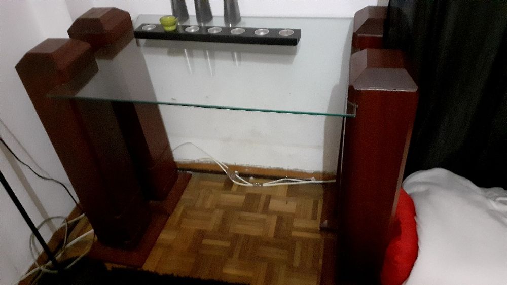 Mesa de vidro muito boa 4 torres e 3 vidros grossos em bom estado