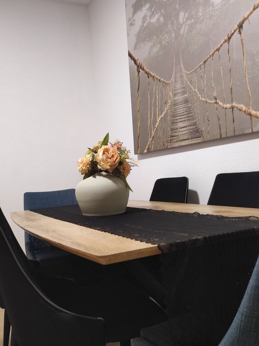 Mesa jantar com tampo em madeira e com base em ferro