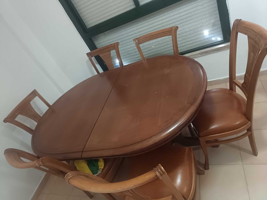 Mesa de sala de madeira