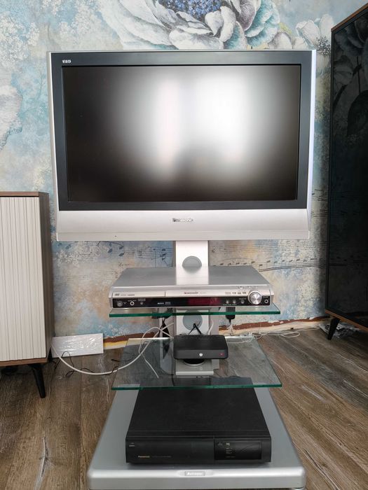 Telewizor Panasonic 32 cale ze stolikiem