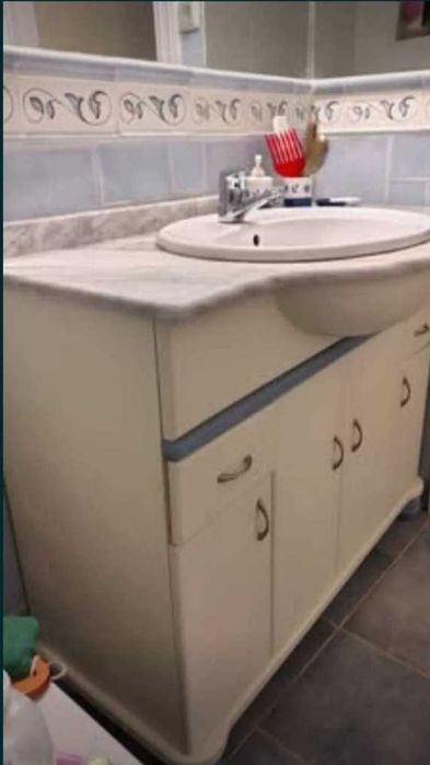 Móvel de casa de banho com lavatório, torneira e bancada em mármore