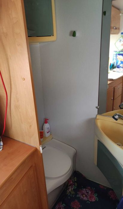 Alvéolo com Roulote Caravelair, avançado e cozinha(Campismo Furadouro)