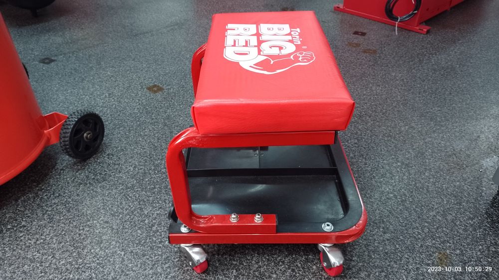 Стул на колесах з поличкою для речей