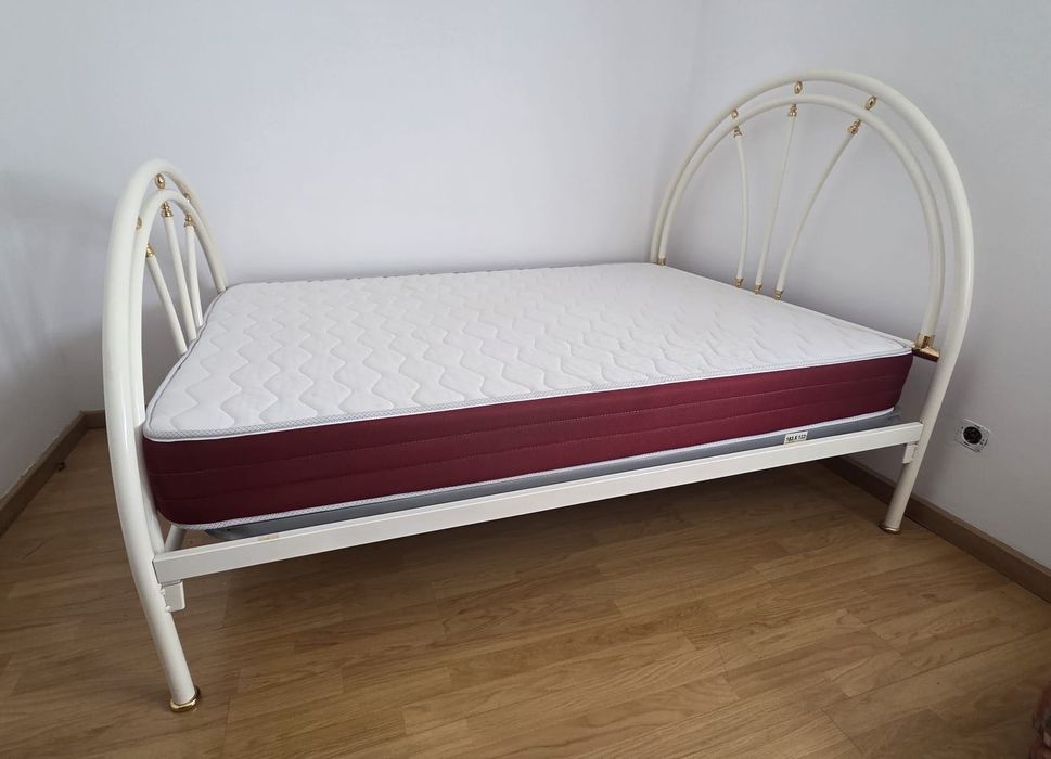 Cama de casal com colchão