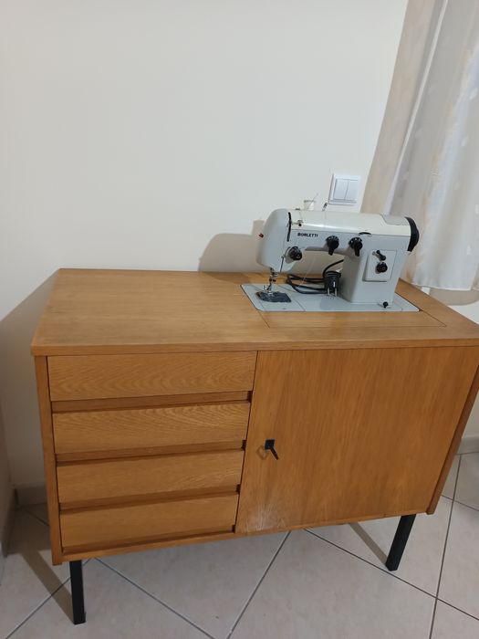 Máquina de costura com móvel