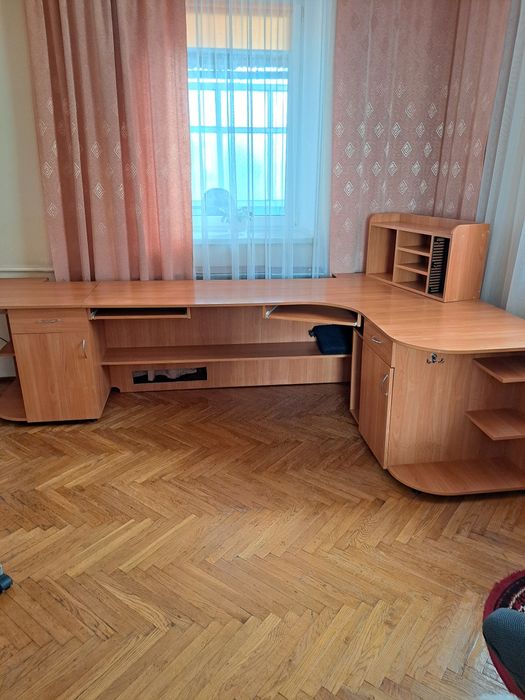 Письмовий стіл для навчання учнів