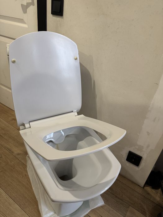 Унітаз безобідковий церзаніт Cersanit з плавним закриттям