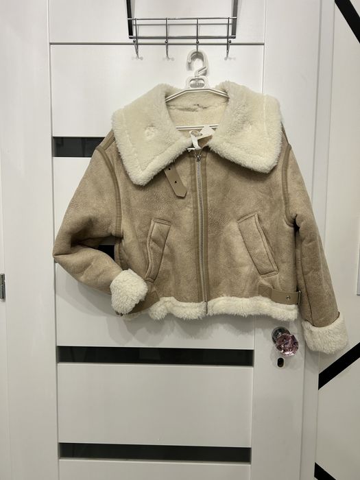 Kozuszek w kolorze bezowym