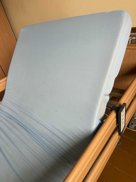 Łóżko rehabilitacyjne sterowane elektrycznie
