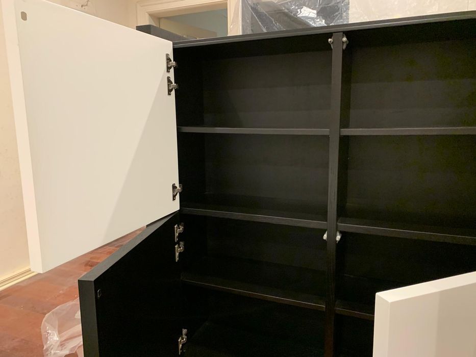 Módulo bar, em carvalho cor wengué, lacado a branco