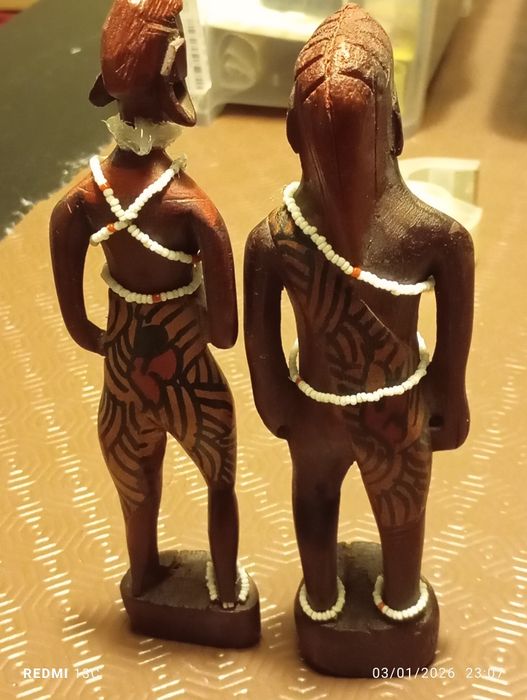 Estatuetas em madeira