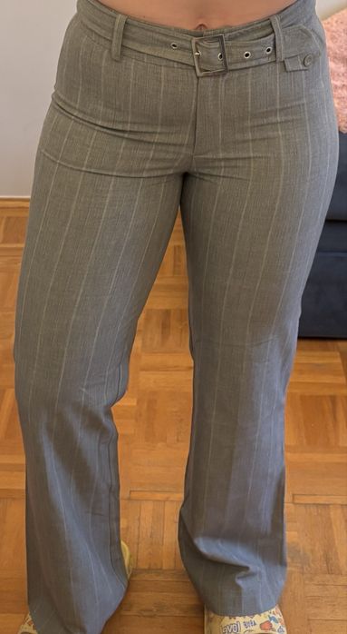 Szare spodnie w delikatny prążek z rozszerzanymi nogawkami