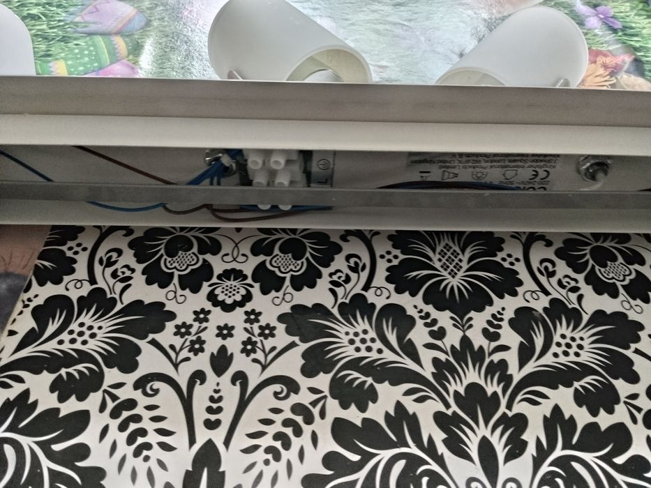 Sprzedam lampę sufitową na cztery żarówki LED żarówki gratis