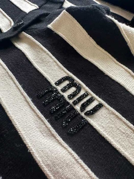 Miu Miu Kardigan / sweter w paski z koralikowym logo