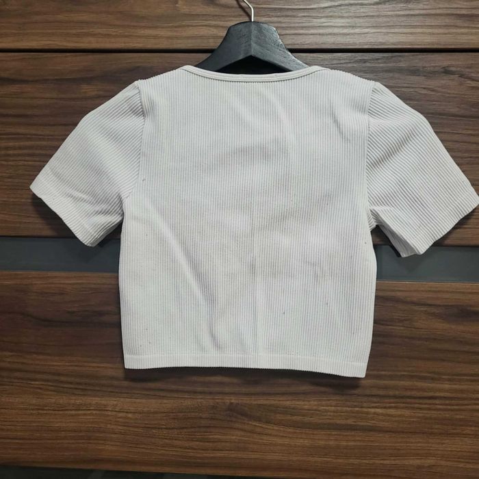 Cropp top z krótkim rękawem, materiał prążkowany.